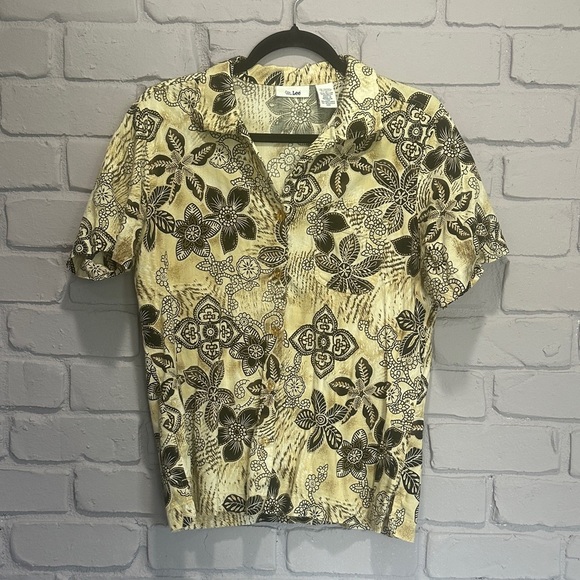 NWOT Women top Lee Beige and Black Floral Shirt size M - Picture 1 of 6